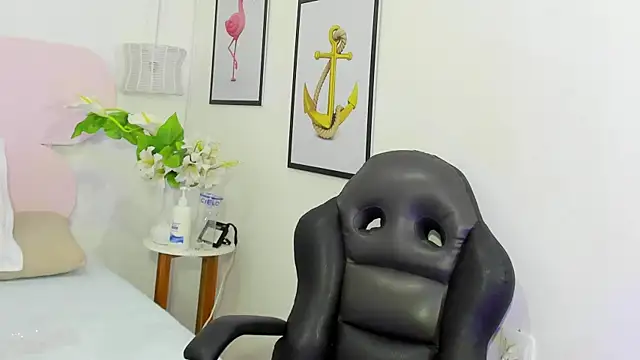 naomiii   online show from 15, 10, 2025