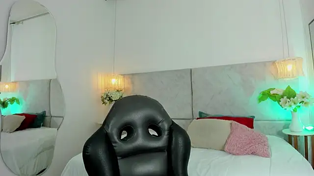 naomiii   online show from 10, 2, 2026