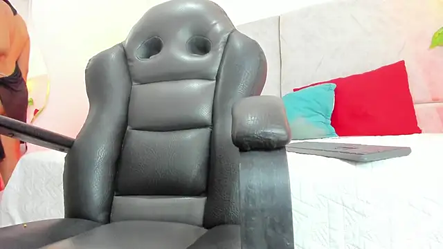 naomiii   online show from 9, 4, 2026