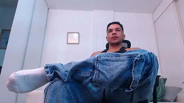 Snapshot of estebandelouis chatting on 4, 3, 2025 estebandelouis online show from 4, 3, 2025