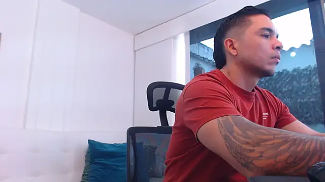 Snapshot of estebandelouis chatting on 5, 3, 2025 estebandelouis online show from 5, 3, 2025