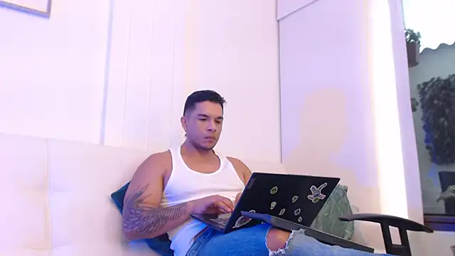 Snapshot of estebandelouis chatting on 5, 3, 2025 estebandelouis online show from 5, 3, 2025