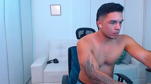 Snapshot of estebandelouis chatting on 5, 3, 2025 estebandelouis online show from 5, 3, 2025