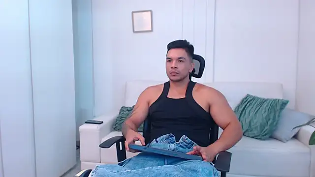 Snapshot of estebandelouis chatting on 4, 3, 2025 estebandelouis online show from 4, 3, 2025