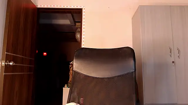Snapshot of mistressbigcock777 chatting on 8, 5, 2026 mistressbigcock777 online show from 8, 5, 2026