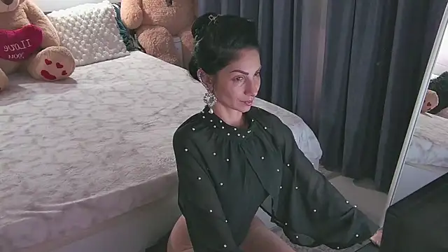 EvelynAisha online show from 20, 11, 2025