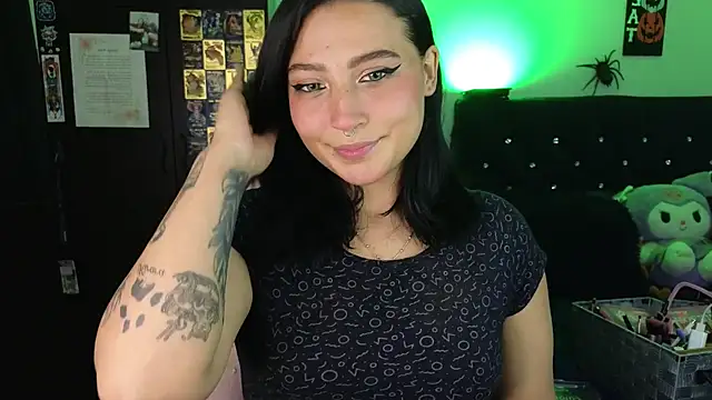 Snapshot of Pauilina chatting on 8, 11, 2025 Pauilina online show from 8, 11, 2025