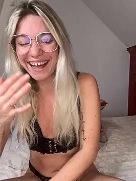 Snapshot of carlaaa chatting on 7, 10, 2025 carlaaa online show from 7, 10, 2025