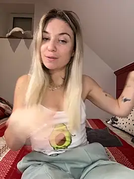 Snapshot of carlaaa chatting on 17, 11, 2025 carlaaa online show from 17, 11, 2025