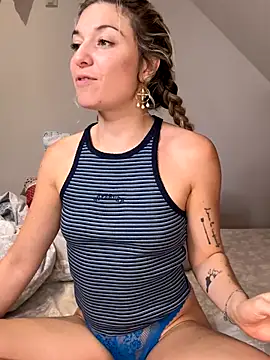 Snapshot of carlaaa chatting on 8, 10, 2025 carlaaa online show from 8, 10, 2025