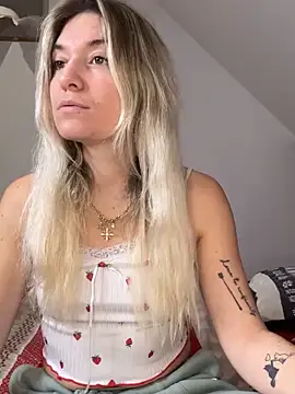 Snapshot of carlaaa chatting on 19, 11, 2025 carlaaa online show from 19, 11, 2025