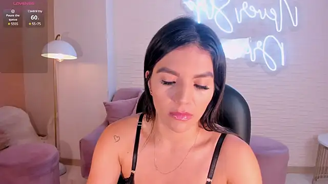 Snapshot of ValeriaRoldanX chatting on 1, 3, 2025 ValeriaRoldanX online show from 1, 3, 2025