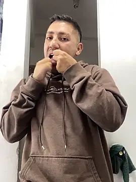 JuanZapata33 online show from 18, 11, 2025