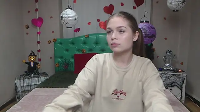 Snapshot of LaraPika chatting on 4, 11, 2025 LaraPika online show from 4, 11, 2025