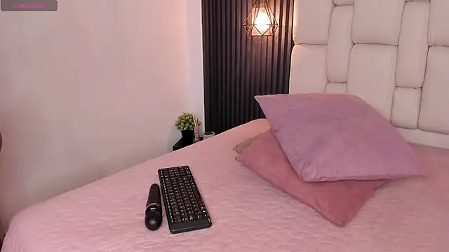 Snapshot of kristakinnky chatting on 27, 5, 2026 kristakinnky online show from 27, 5, 2026