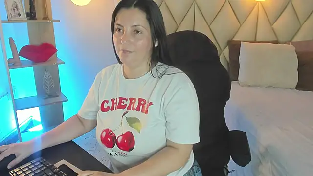 Snapshot of angelswets chatting on 19, 5, 2026 angelswets online show from 19, 5, 2026