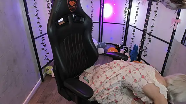 Snapshot of TaylorLunar chatting on 12, 10, 2025 TaylorLunar online show from 12, 10, 2025