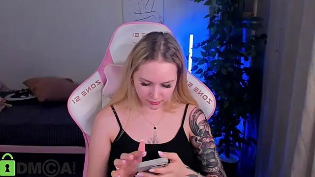 Carol  Cox online show from 2, 11, 2025