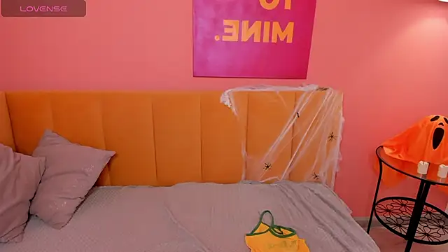 KetrinWhite online show from 25, 10, 2025