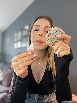 Mia Ethan online show from 25, 3, 2026