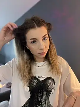 Mia Ethan online show from 4, 6, 2026