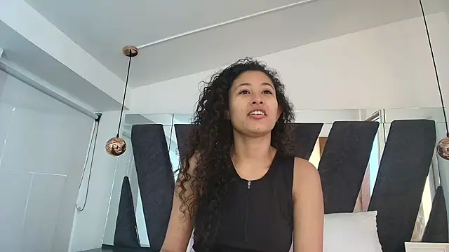 Milkdulce1 online show from 15, 9, 2025