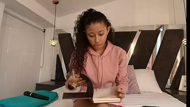 Milkdulce1 online show from 1, 10, 2025