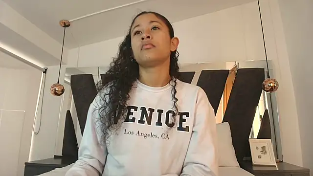 Milkdulce1 online show from 11, 11, 2025