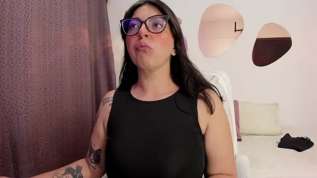 Snapshot of Vioolletta chatting on 9, 10, 2025 Vioolletta online show from 9, 10, 2025