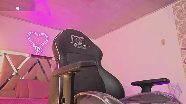 Snapshot of Laylafoxy_tay chatting on 2, 12, 2025 Laylafoxy tay online show from 2, 12, 2025