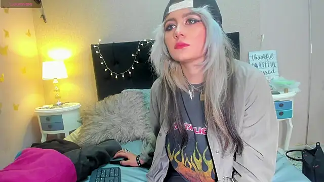HollyWould   online show from 17, 2, 2025