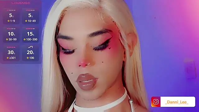 Snapshot of DanniLee_ chatting on 28, 11, 2025 DanniLee online show from 28, 11, 2025