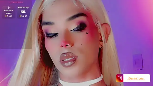 Snapshot of DanniLee_ chatting on 15, 11, 2025 DanniLee online show from 15, 11, 2025