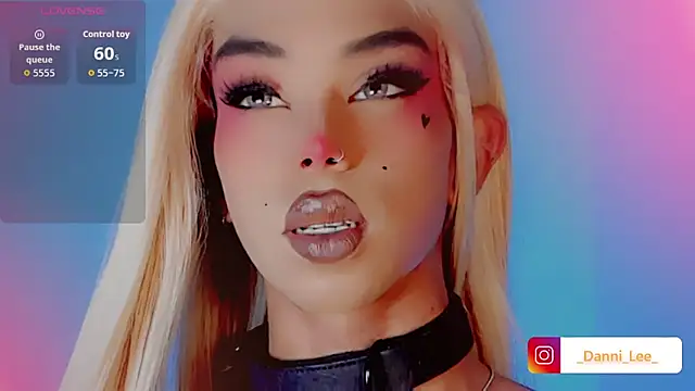 Snapshot of DanniLee_ chatting on 4, 11, 2025 DanniLee online show from 4, 11, 2025