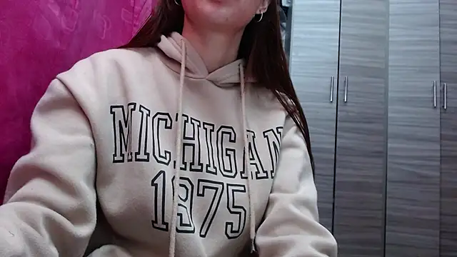 holy juli online show from 4, 3, 2026