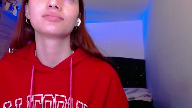 Snapshot of holy_juli chatting on 2, 6, 2026 holy juli online show from 2, 6, 2026