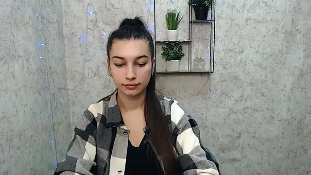 KarolinaRosse  online show from 17, 2, 2025