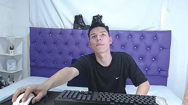 Zafiro Chizuy online show from 1, 12, 2024