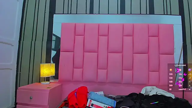 Ashleimoss online show from 4, 2, 2025