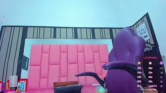 Ashleimoss online show from 8, 3, 2025