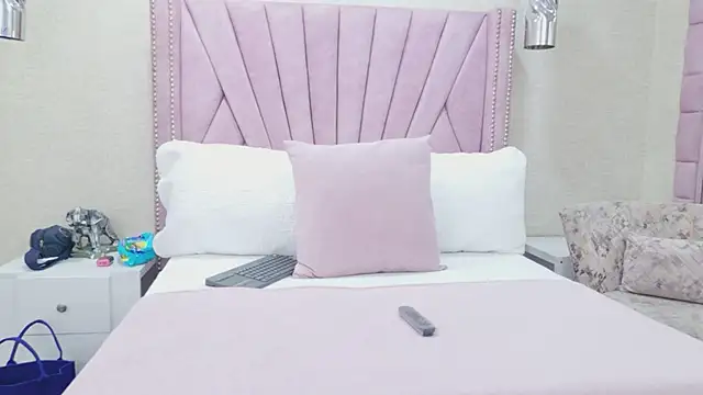 HazelMoret online show from 12, 2, 2026