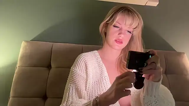 LustfulLuna  online show from 6, 1, 2026