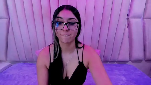 Snapshot of Lucy_Anall_ chatting on 18, 11, 2025 Lucy Anall online show from 18, 11, 2025