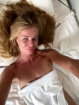 Snapshot of -OliWow- chatting on 11, 11, 2025 -OliWow- online show from 11, 11, 2025