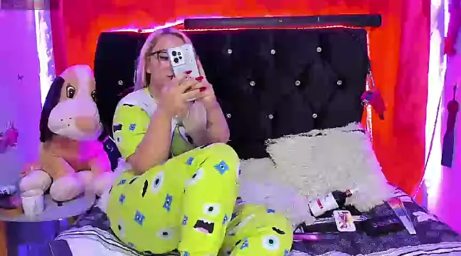 Snapshot of katieeandsharonn chatting on 7, 2, 2025 katieeandsharonn online show from 7, 2, 2025