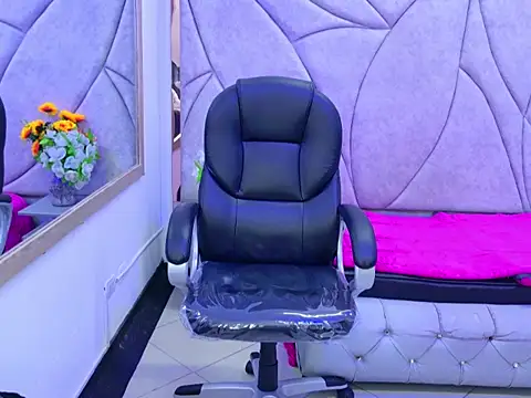 Miaa Thopmson online show from 24, 10, 2025