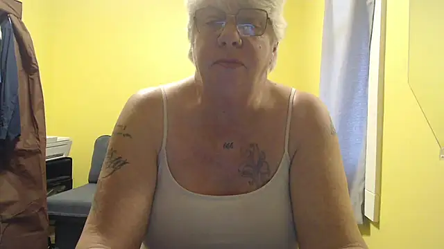 Snapshot of canadiancougar1965 chatting on 16, 11, 2025 canadiancougar1965 online show from 16, 11, 2025