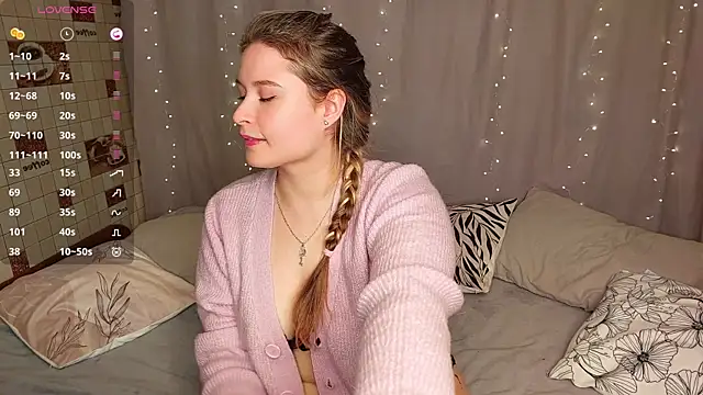 Snapshot of sophie__lee chatting on 13, 10, 2025 sophie lee online show from 13, 10, 2025