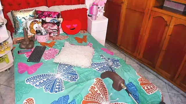 larafoxter online show from 8, 3, 2025