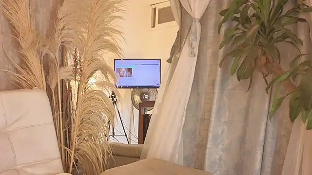 maddy cooper  online show from 24, 10, 2025